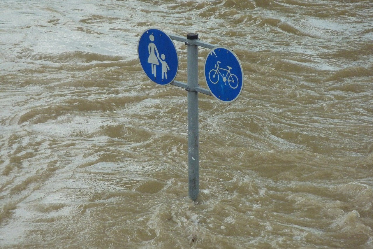 Pixabay: https://pixabay.com/de/photos/hochwasser-schild-untergang-wasser-392707/